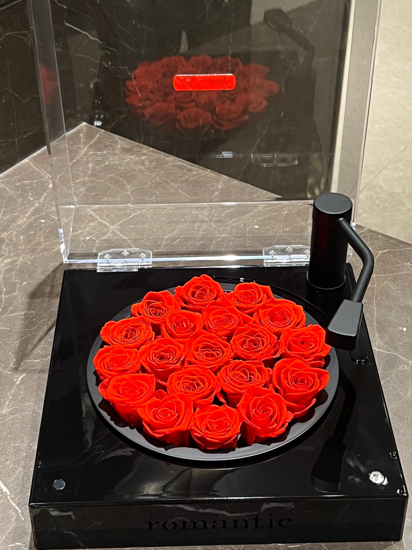 صندوق موسيقى بلوتوث رومانسي على شكل وردة أبدية محفوظة مع ورود حمراء محفوظة - هدية عيد ميلاد لصديقتي أحبك