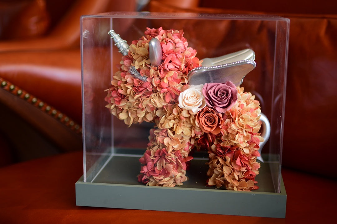 Creative preserved flower unicorn figurine gift, perfect for holiday greetings and children's birthdays.