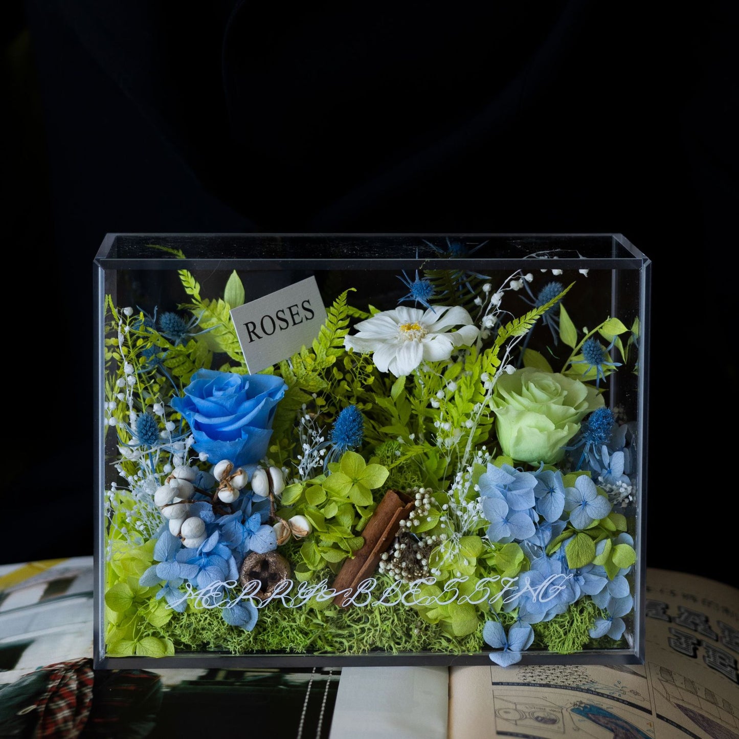 Transparent acrylic preserved flower gift box floral arrangement, an ideal choice for living room decoration and tabletop display.