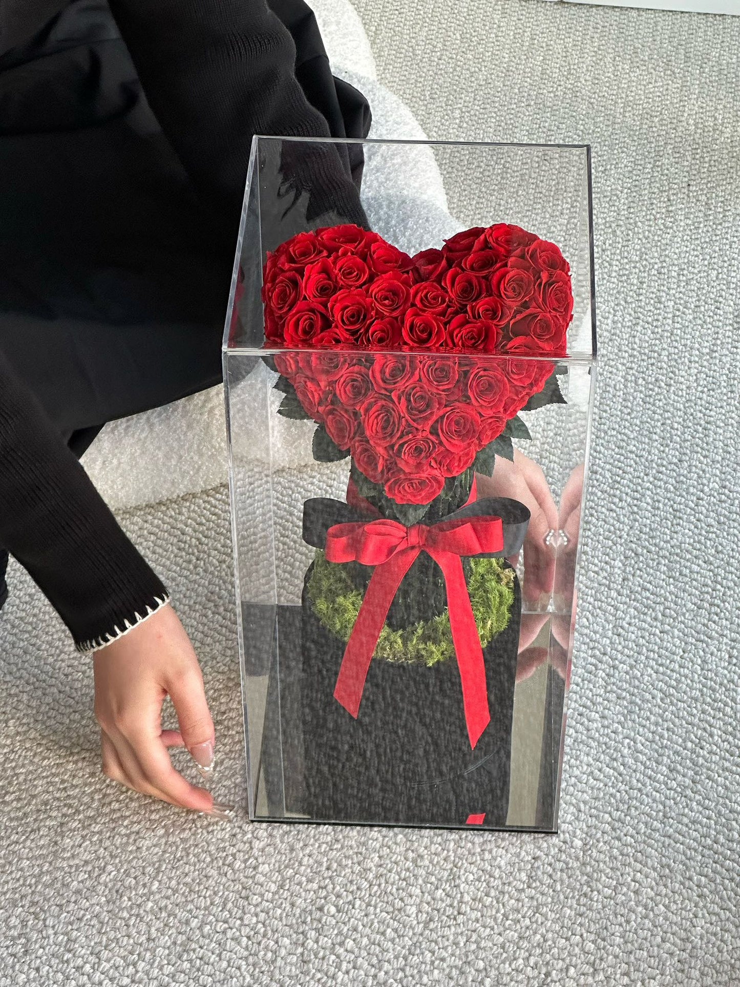 Heart-shaped red roses that never fade - eternal roses preserved flowers for her unique Valentine's Day gift for girlfriends and lovers