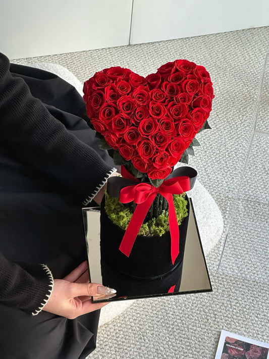 Heart-shaped red roses that never fade - eternal roses preserved flowers for her unique Valentine's Day gift for girlfriends and lovers