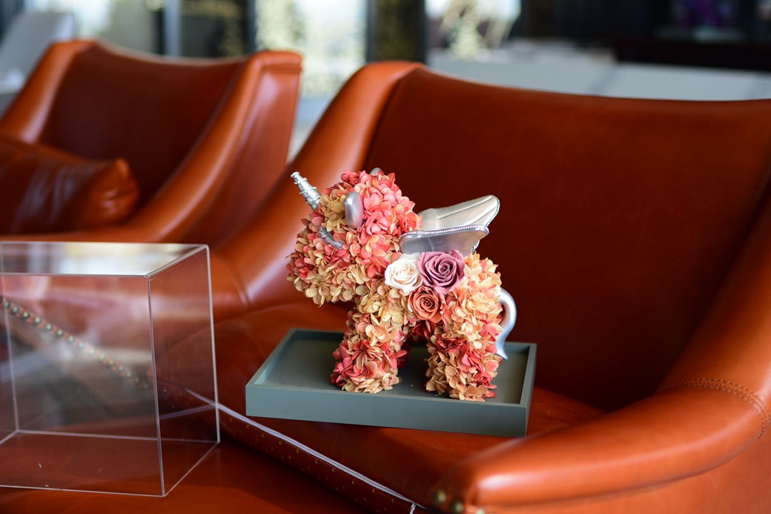 Creative preserved flower unicorn figurine gift, perfect for holiday greetings and children's birthdays.