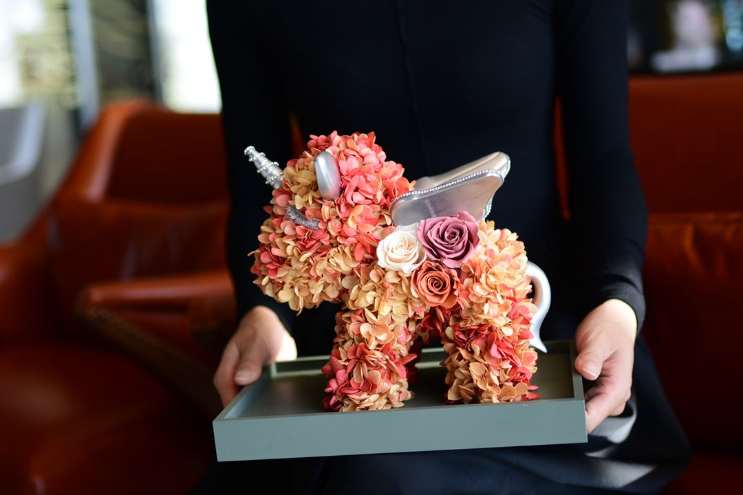 Creative preserved flower unicorn figurine gift, perfect for holiday greetings and children's birthdays.