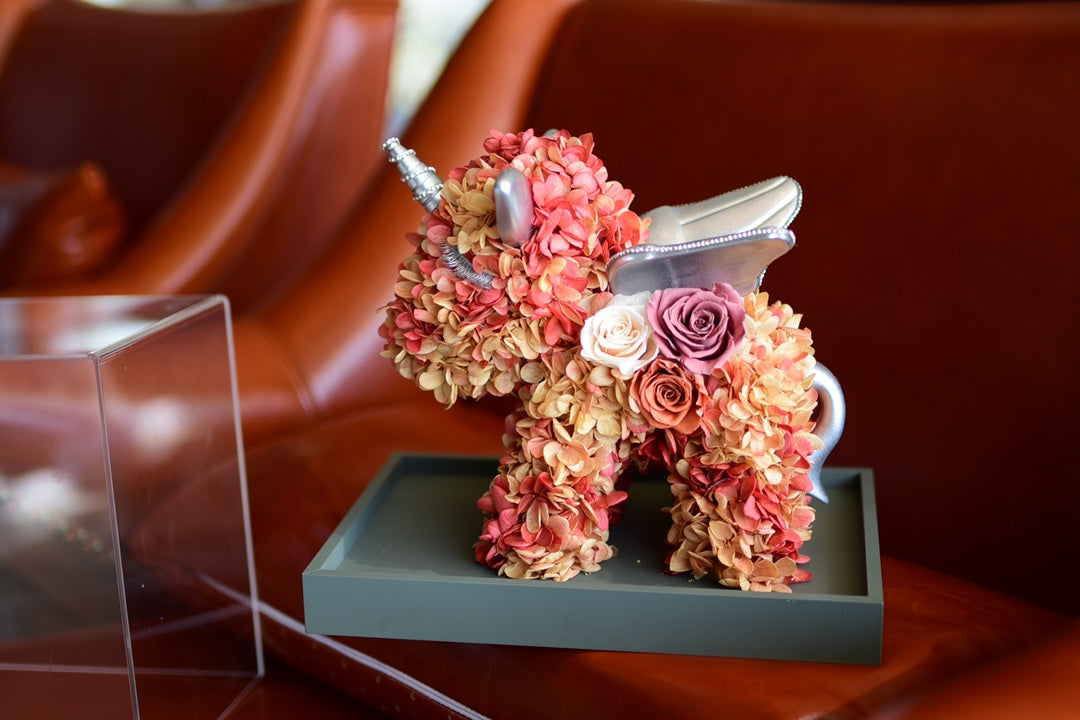 Creative preserved flower unicorn figurine gift, perfect for holiday greetings and children's birthdays.