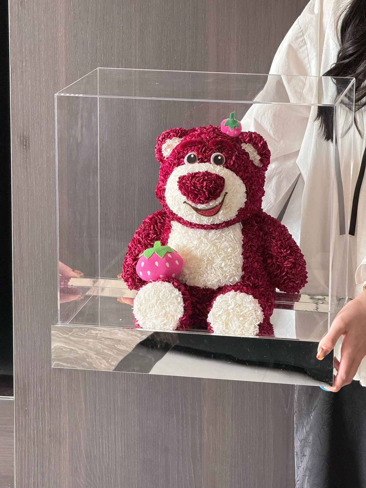 Flowers, hydrangeas, strawberry bear plush toys, birthday gifts, holiday gifts, Christmas gifts