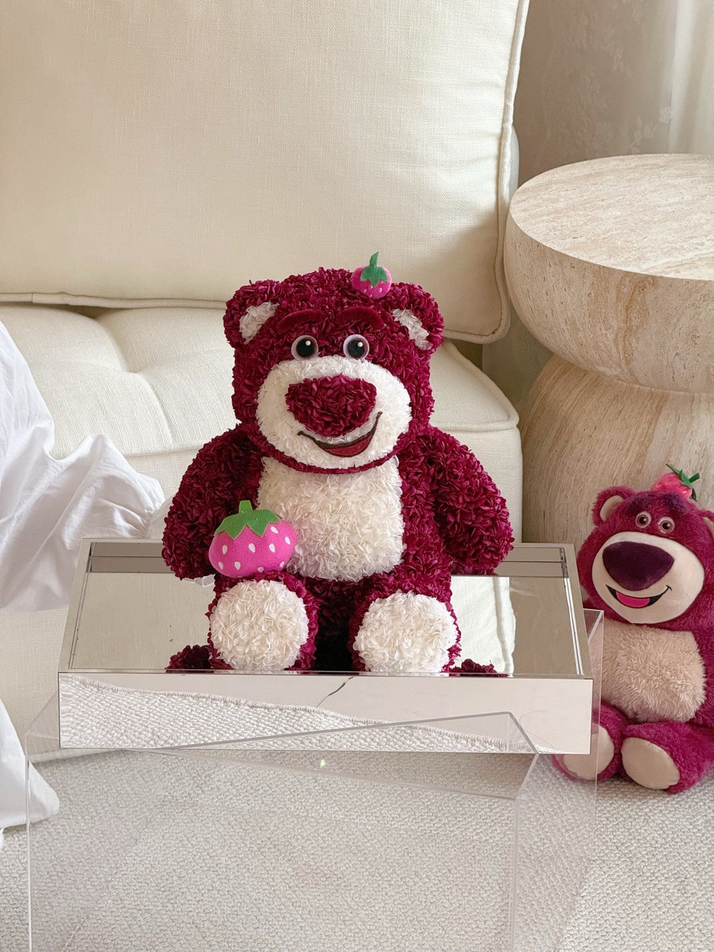 Flowers, hydrangeas, strawberry bear plush toys, birthday gifts, holiday gifts, Christmas gifts