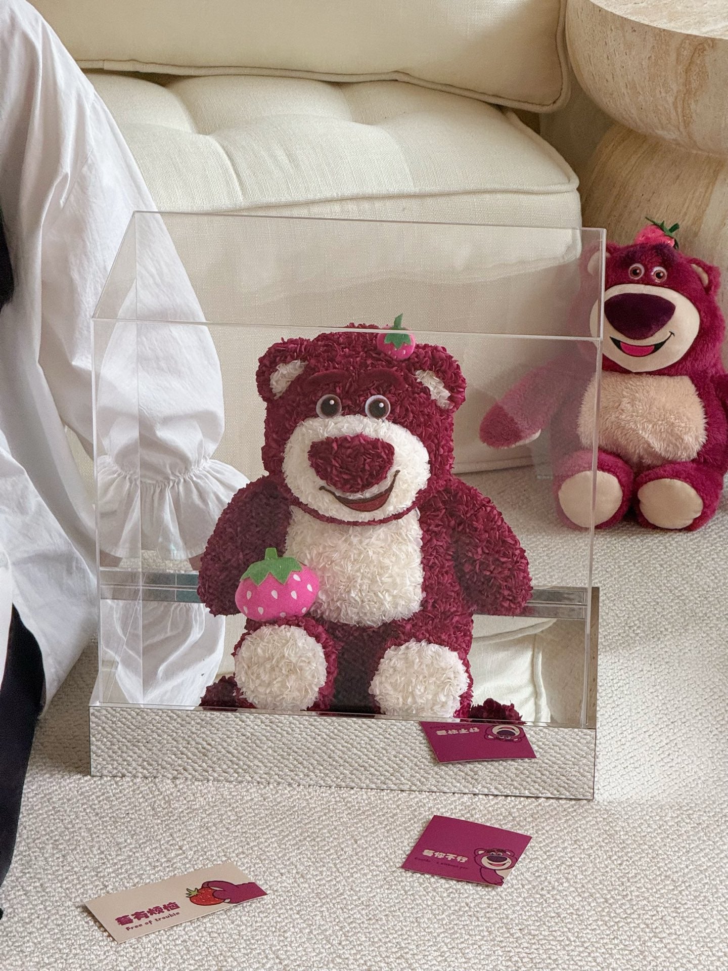 Flowers, hydrangeas, strawberry bear plush toys, birthday gifts, holiday gifts, Christmas gifts