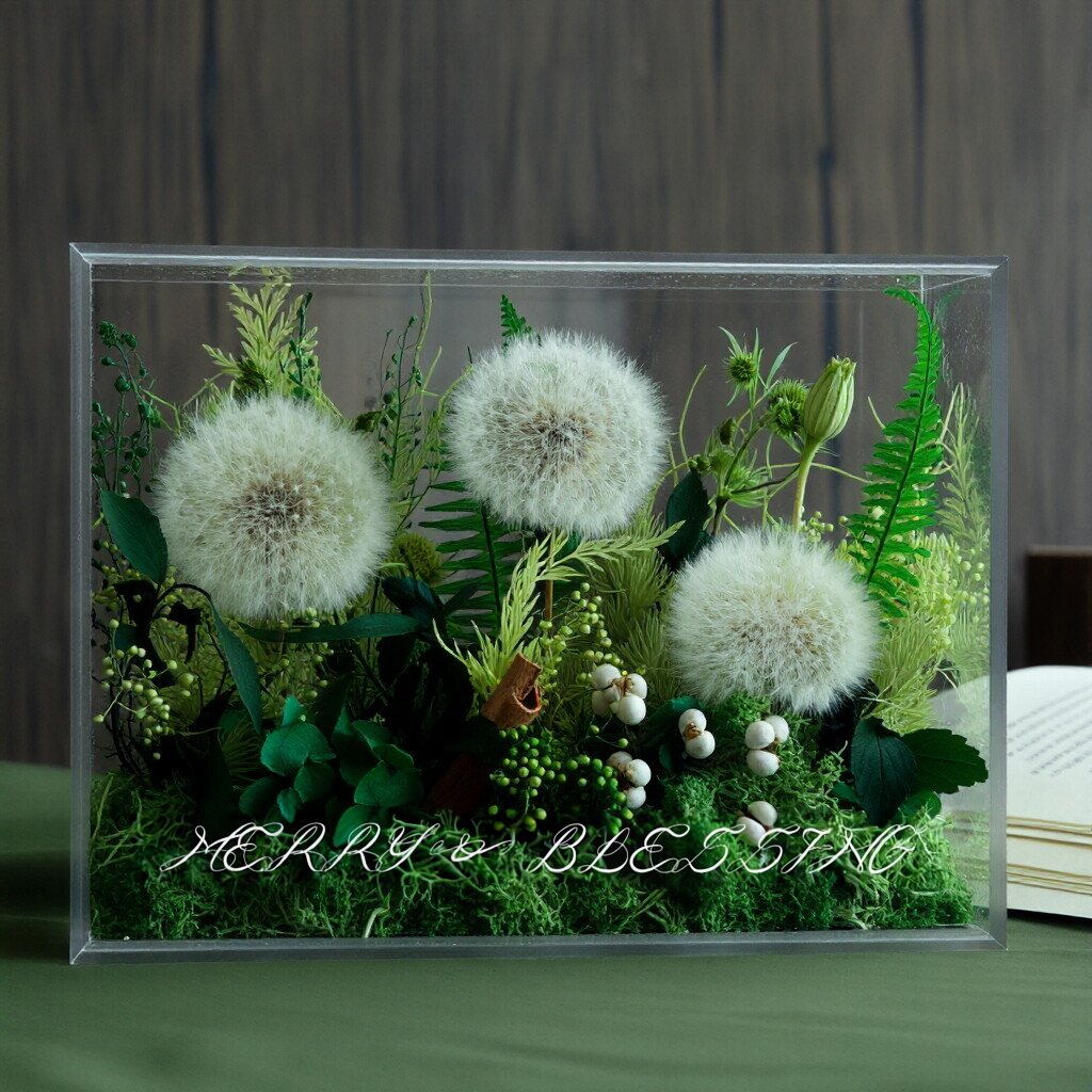 Transparent acrylic preserved flower gift box floral arrangement, an ideal choice for living room decoration and tabletop display.