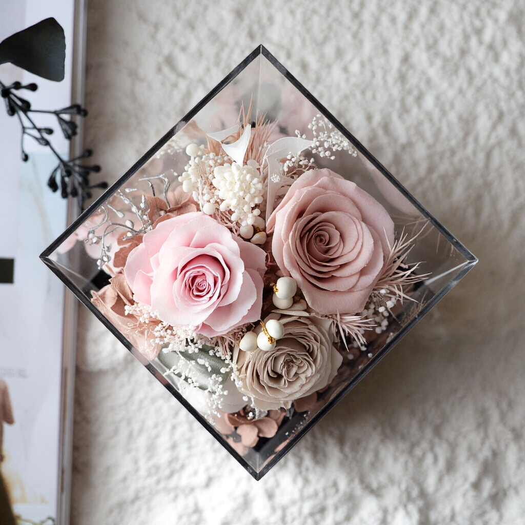 Preserved Flower Gift Box — Featuring Transparent Acrylic Packaging — An Ideal Choice for Festive Greetings, Mother's Day, and Birthday Gifts