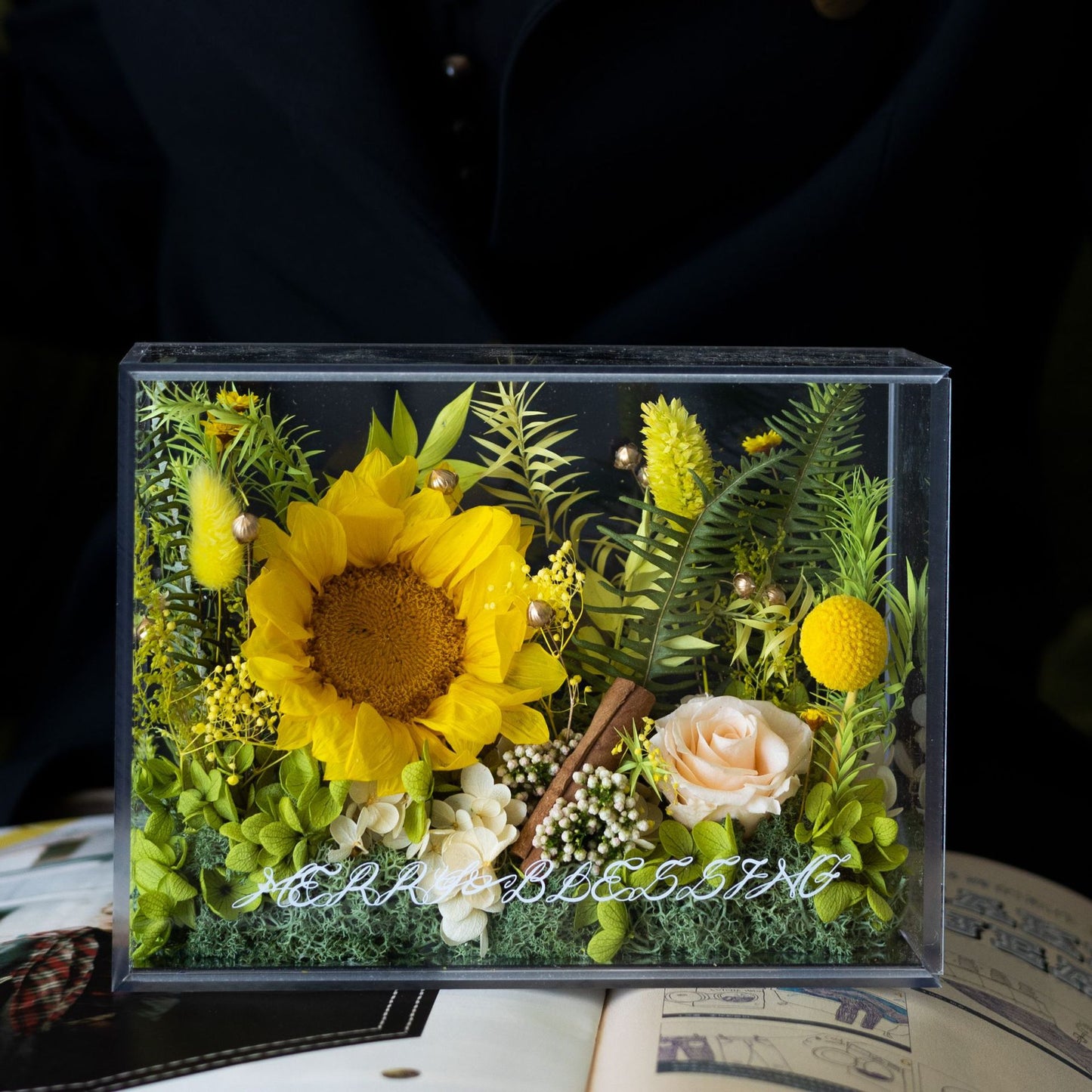 Transparent acrylic preserved flower gift box floral arrangement, an ideal choice for living room decoration and tabletop display.